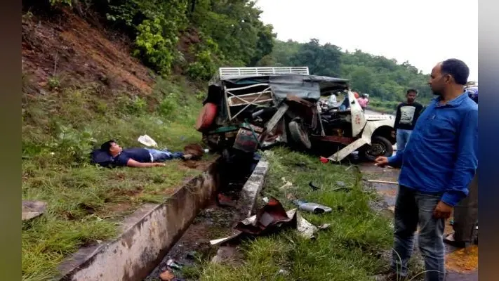 #Jharkhand: घाटी के तीखे मोड़ पर जीप-ट्रक में भीषण टक्कर, जीप चालक समेत दो की दर्दनाक मौत