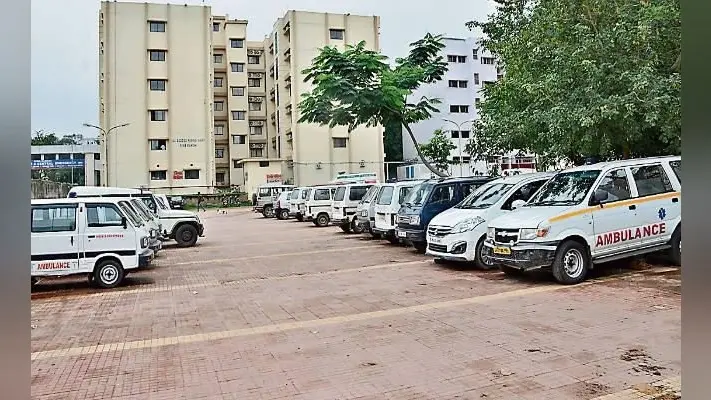 रांची : मरीजों को फंसाने के लिए निजी अस्पतालों ने रिम्स परिसर में तैनात कर रखी हैं एंबुलेंस