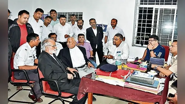 रांची : अधिवक्ता को ट्रैफिक सिपाही ने रोका, हुई मारपीट, गिरफ्तार, हंगामा के बाद छोड़ा