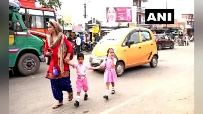 जम्मू-कश्मीर: सामान्य हो रहे घाटी के हालात, स्कूल खुले, सड़कों पर दिखी लोगों की चहलकदमी