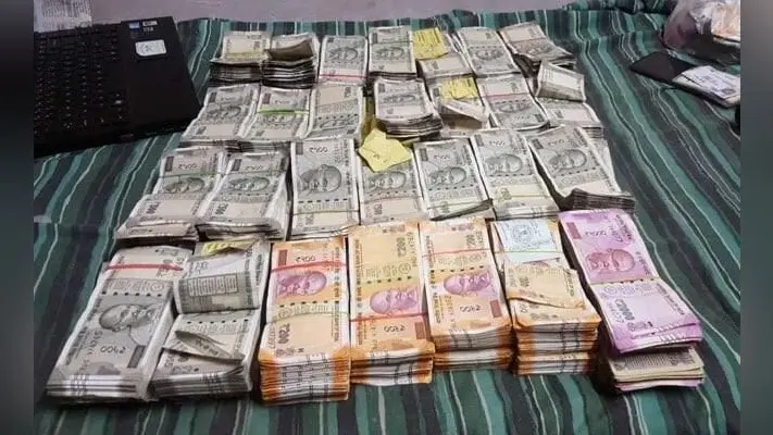 बिहार में विजिलेंस की छापेमारी, इंजीनियर के घर मिली 3 करोड़ से अधिक की संपत्ति, गहने, जमीन और लग्जरी गाड़ियां जब्त