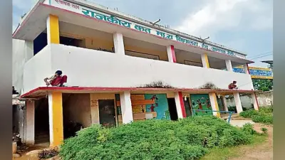 छात्रों से ही स्कूल भवन का करा रहे रंग-रोगन
