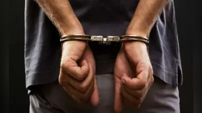 टिकट का पैसा ले फरार बुकिंग क्लर्क का सहयोगी गिरफ्तार