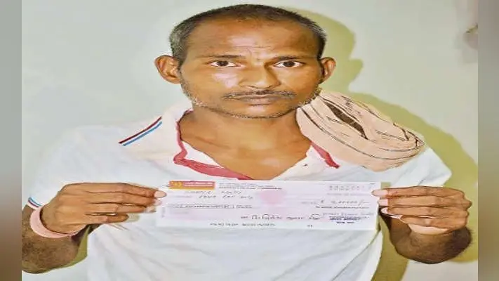 अफसरों ने चेक पर मलिक की जगह माली लिखा, अब मुआवजा राशि के लिए अंचल कार्यालय, सचिवालय थाने का लगा रहे चक्कर