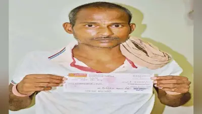 अफसरों ने चेक पर मलिक की जगह माली लिखा, अब मुआवजा राशि के लिए अंचल कार्यालय, सचिवालय थाने का लगा रहे चक्कर