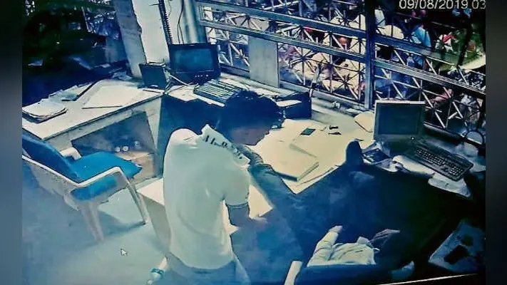 पैसा लेकर भागे स्वराज की करतूत सीसीटीवी में हुई कैद