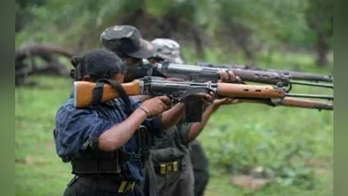 झारखंड : नक्सलियों ने लेवी के लिए पुल का काम रोका, मुंशी को पीटा