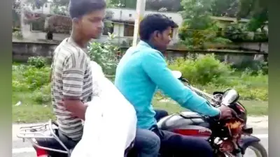 शव ले जाने के लिए ना वाहन मिला और ना स्ट्रेचर, पोस्टमार्टम रूम के बाहर घंटे भर तक गोद में शव लिये खड़े रहे परिजन, फिर…