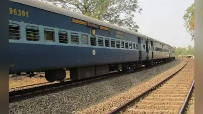 चलती ट्रेन से युवती को फेंका, नाविकों ने बचाया