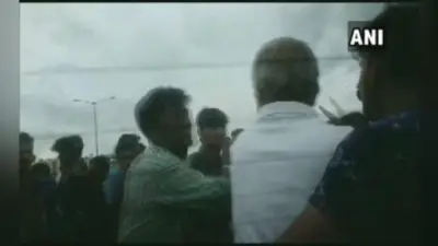 पटना में बीच सड़क पर पूर्व आइजी और उनके बेटे को लफंगों ने पीटा, जानें क्या है मामला
