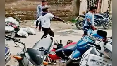 नशे में राहगीर को पीटा गाड़ियों में लगायी आग