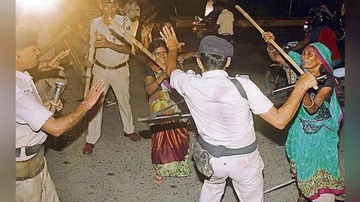 अपहरण की अफवाह में फूटा गुस्सा, रोड़ेबाजी पुलिस को पीटा, तो चलीं लाठियां, फायरिंग