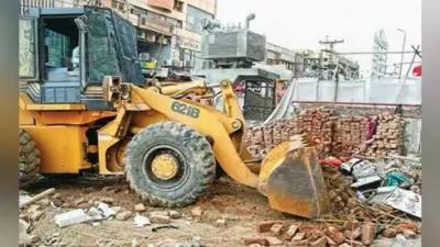 दर्जनों मकानों, दुकानों पर चला बुलडोजर