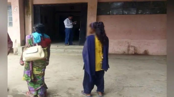कस्तूरबा गांधी विद्यालय की मनमानी : नामांकन के लिए 5 महीने से दर-ब-दर भटक रही दुष्कर्म पीड़िता
