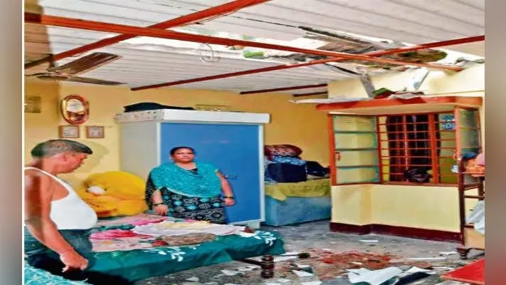एस्बेस्टस तोड़ बेड पर गिरा खिड़की का छज्जा