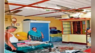 एस्बेस्टस तोड़ बेड पर गिरा खिड़की का छज्जा