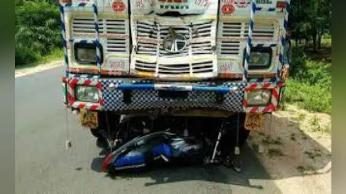 ट्रक ने बाइक सवार को कुचला, दो पुत्री के साथ गर्भवती महिला की मौत