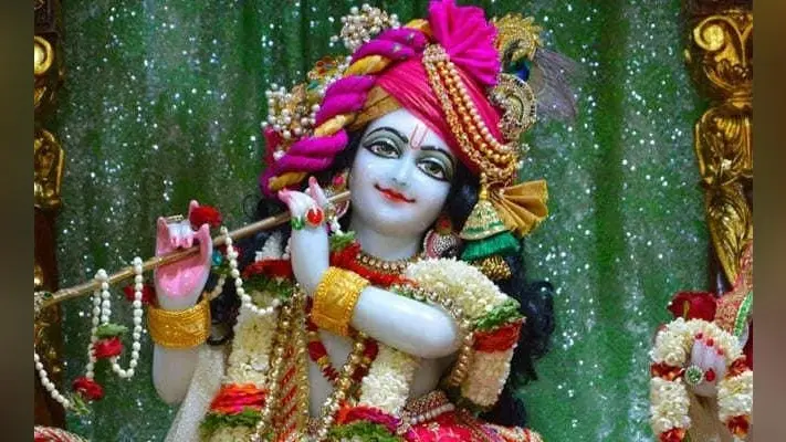 जन्माष्टमी की धूम, मंदिरों में जुटी श्रद्धालुओं की भीड़
