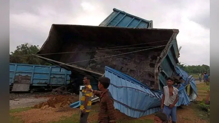 मधुपुर : काशीटांड स्टेशन के निकट मालगाड़ी के नौ डिब्बे बेपटरी, रूट डायवर्ट कर शुरू किया गया परिचालन