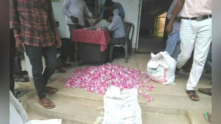 गुमला में बिक रहा नकली गुलाब जल, दिल्ली से पहुंची टीम ने नकली उत्पाद सहित कारोबारी को पकड़ा