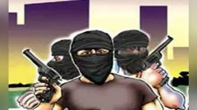हथियार के बल पर 45 किलो सोना व डेढ़ लाख रुपये की लूट