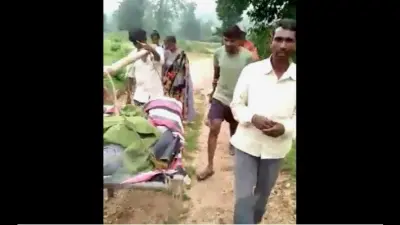 ललपनिया : बीमार पत्नी को सात किमी खाट पर टांगकर इलाज के लिए लेकर पहुंचा झुमरा