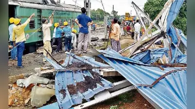 जामताड़ा : काशीटांड़ रेलवे स्टेशन में हादसा के 25 घंटे बाद दिल्ली-हावड़ा रेलखंड पर शुरू हुआ ट्रेनों का परिचालन