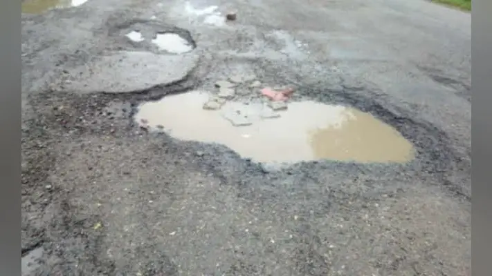 सड़कों पर जानलेवा गड्ढे और दर्द देने वाला ज्वायंट