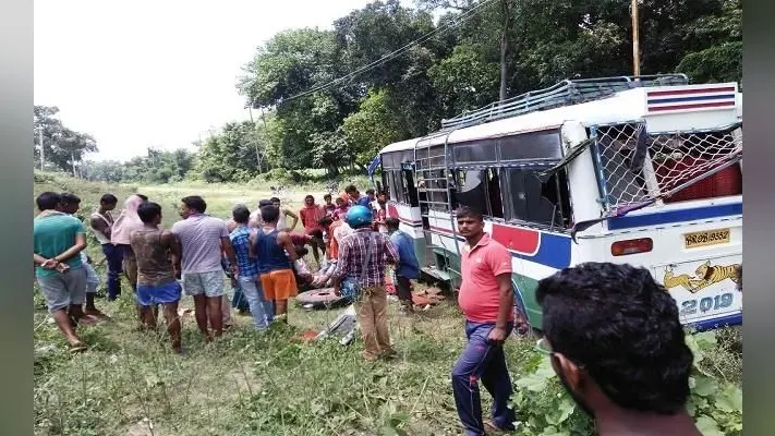 बेगूसराय : गड्ढे में पलटी मिनी बस, एक की मौत, दर्जनभर घायल