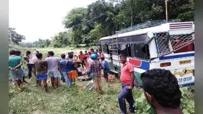 बेगूसराय : गड्ढे में पलटी मिनी बस, एक की मौत, दर्जनभर घायल