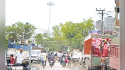 सड़क को बना दिया वाहन स्टैंड राहगीरों को हो रही परेशानी