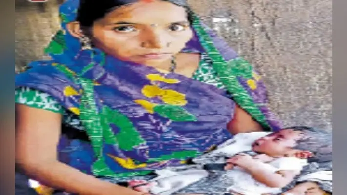 अपनी दुधमुंही बच्ची को दूसरी महिला को देकर हो गयी फरार निर्दयी मां