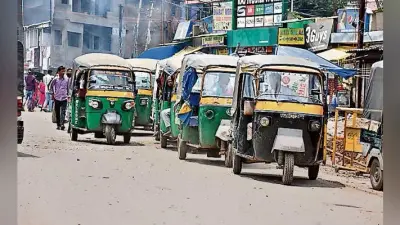 पूर्णिया में सड़क पर चल रहे ऑटो से यातायात पुलिस ने 30 हजार का काटा चालान