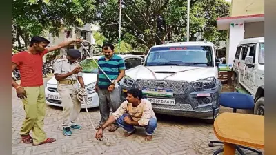 नेताजी की स्कॉर्पियो व पुलिस लिखी बोलेरो से ढोयी जा रही थी शराब