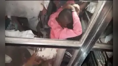 मॉब लिंचिंग : बच्चा चोरी के आरोप में चलती बस में युवक की पिटाई, देखें… VIDEO