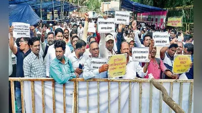 शिक्षकों ने राजभवन के समक्ष किया प्रदर्शन, कहा- मध्य विद्यालय में हेडमास्टर के रिक्त 95% पदों पर शिक्षकों को दें प्रोन्नति