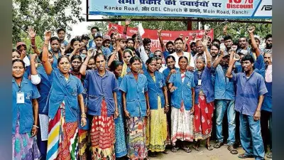 रांची : रेलवे के सफाई कर्मचारियों ने की हड़ताल ठेकेदार पर पैसे हड़पने का आरोप लगाया