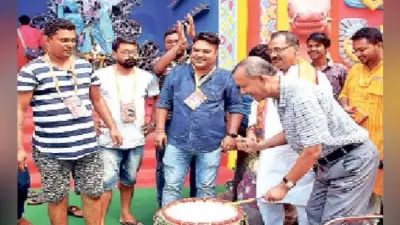 ढाक बजाकर मंत्री गौतम देव ने गणेश उत्सव का किया आगाज