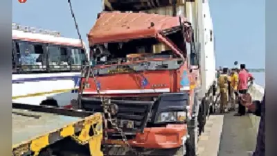 विक्रमशिला पुल पर दो ट्रक भिड़े, एक चालक जख्मी, दो घंटे तक लगा जाम