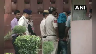 संसद में चाकू लेकर घुसने की कोशिश कर रहे शख्स को दबोचा, लगा रहा था राम रहीम के नारे