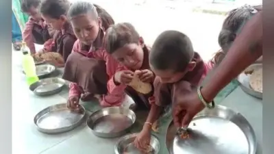 UP : मिड डे मील में नमक-रोटी खिलाये जाने की खबर छापने वाले पत्रकार पर मुकदमा दर्ज