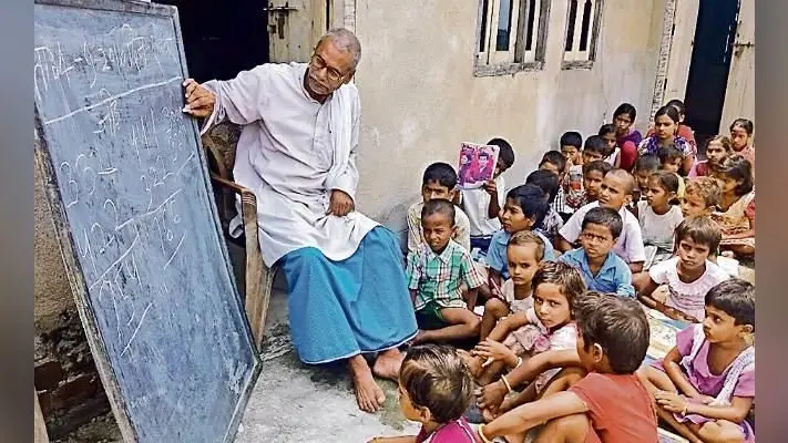 मसौढ़ी : रिटायर्ड होने के बाद बच्चों को फ्री में पढ़ा रहे रामनरेश