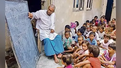 मसौढ़ी : रिटायर्ड होने के बाद बच्चों को फ्री में पढ़ा रहे रामनरेश