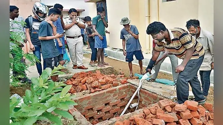 मक्खी ने खोला राज, वाटर हार्वेस्टिंग के लिए बनायी गयी टंकी से मिला मां-बेटी का कंकाल