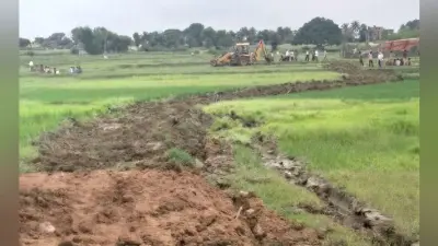 अच्छी पहल : ग्रामीणों ने रैयती जमीन दानकर श्रमदान से बना रहे हैं सड़क