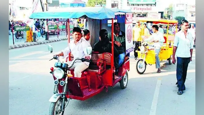 रांची : मेन रोड से हटाये गये ई-रिक्शा चालकों ने पूछा, जरा ये भी बता दीजिए ई-रिक्शा चलायेंगे कहां