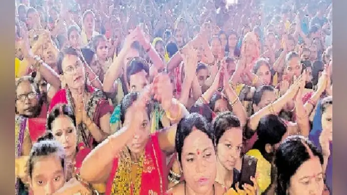 गणपति उत्सव : दूसरे दिन महाआरती में शामिल होने को बेताब दिखे श्रद्धालु