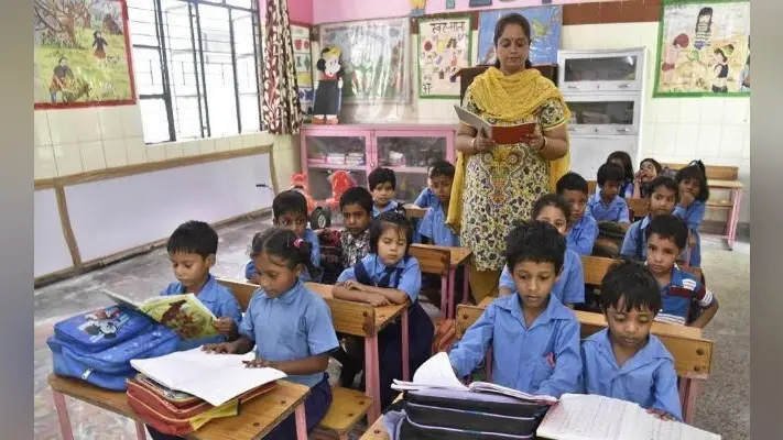 शिक्षकों को विद्यार्थियों के लिए हमेशा रोल मॉडल बनना होगा
