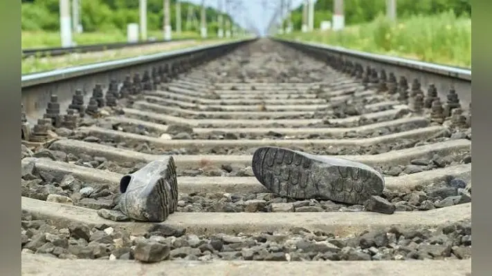 रेल लाइन पर लड़ रहे थे दो भाई, ट्रेन की चपेट में आने से हुई मौत