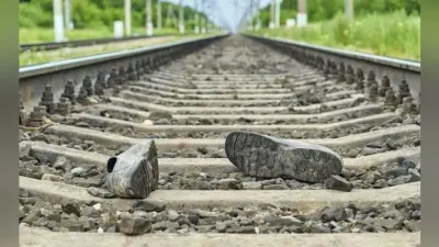 रेल लाइन पर लड़ रहे थे दो भाई, ट्रेन की चपेट में आने से हुई मौत